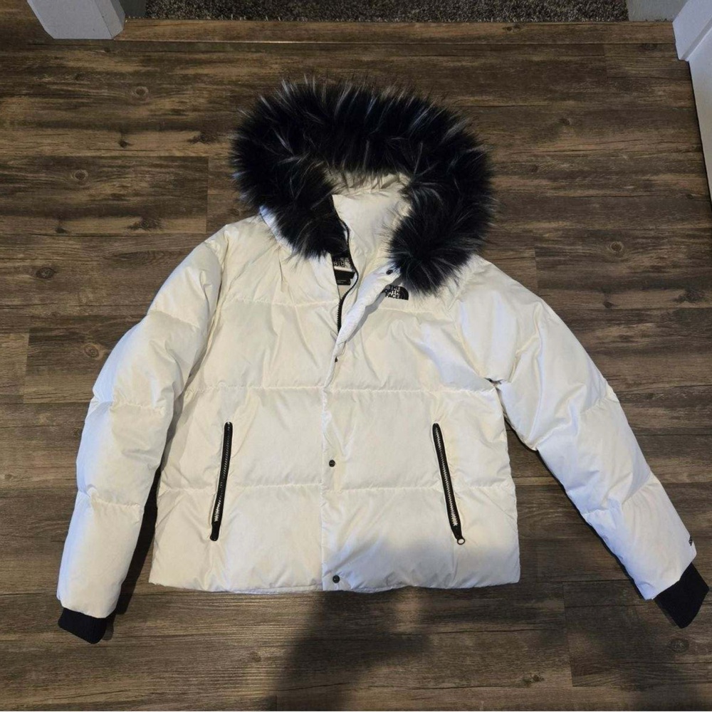 White Dealio down crop North Face jacket. Like new.